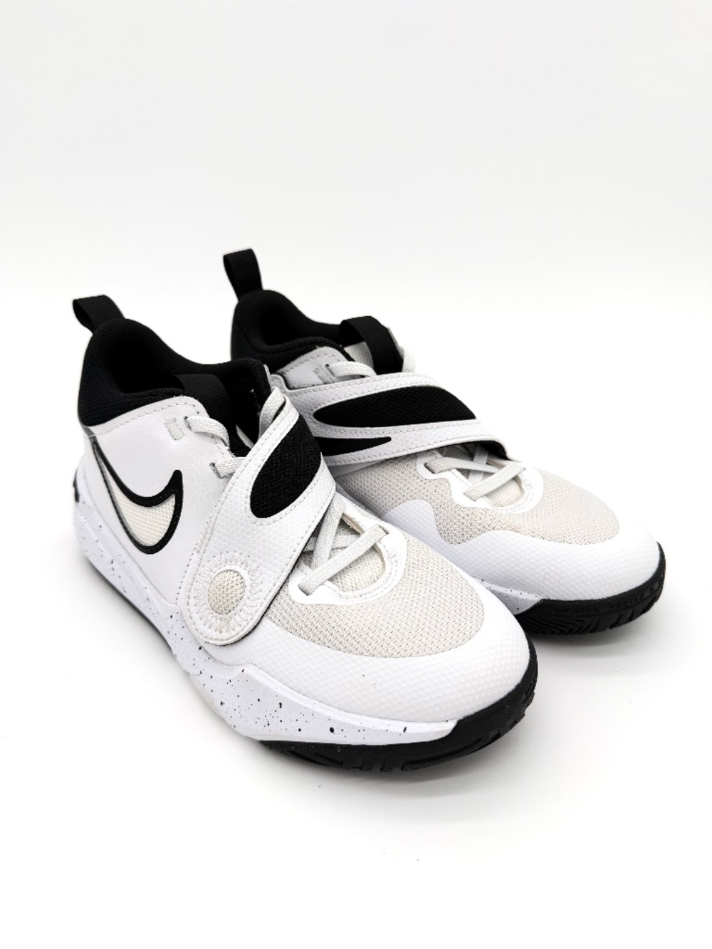 Nike Team Hustle D 11 White Black Youth Kids Basketball Shoes DV8996-100 Size 4Y